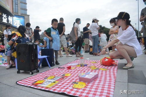 暑假怎么过？这群小朋友“抢占”广场摆地摊，卖玩具赚钱还能锻炼