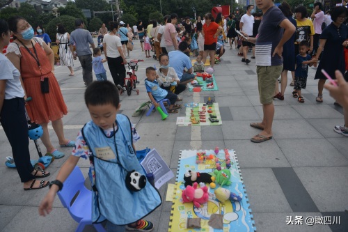 暑假怎么过？这群小朋友“抢占”广场摆地摊，卖玩具赚钱还能锻炼