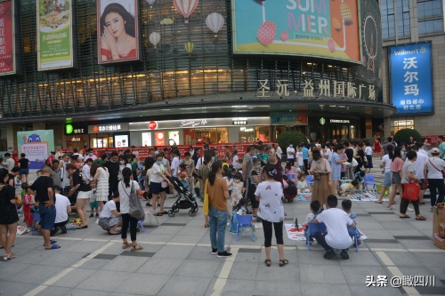 暑假怎么过？这群小朋友“抢占”广场摆地摊，卖玩具赚钱还能锻炼