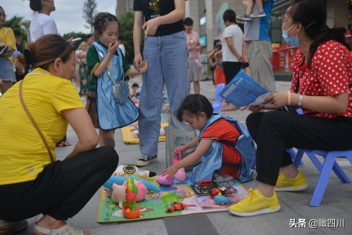 暑假怎么过？这群小朋友“抢占”广场摆地摊，卖玩具赚钱还能锻炼