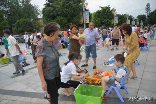 暑假怎么过？这群小朋友“抢占”广场摆地摊，卖玩具赚钱还能锻炼