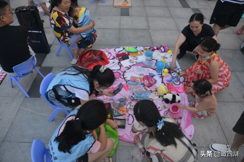 暑假怎么过？这群小朋友“抢占”广场摆地摊，卖玩具赚钱还能锻炼