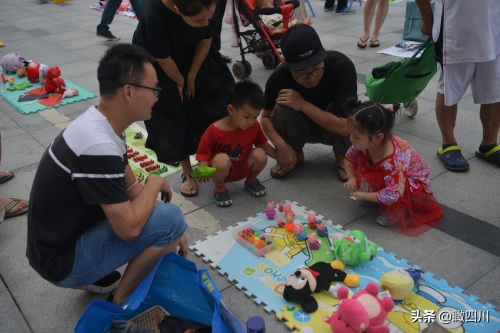 暑假怎么过？这群小朋友“抢占”广场摆地摊，卖玩具赚钱还能锻炼