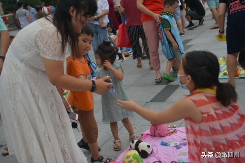 暑假怎么过？这群小朋友“抢占”广场摆地摊，卖玩具赚钱还能锻炼