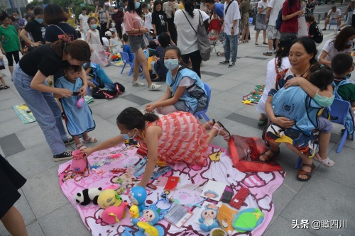 暑假怎么过？这群小朋友“抢占”广场摆地摊，卖玩具赚钱还能锻炼