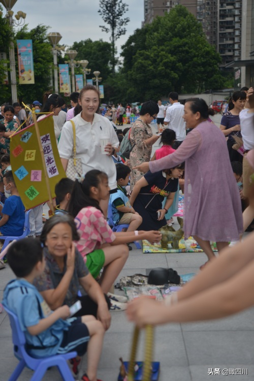 暑假怎么过？这群小朋友“抢占”广场摆地摊，卖玩具赚钱还能锻炼