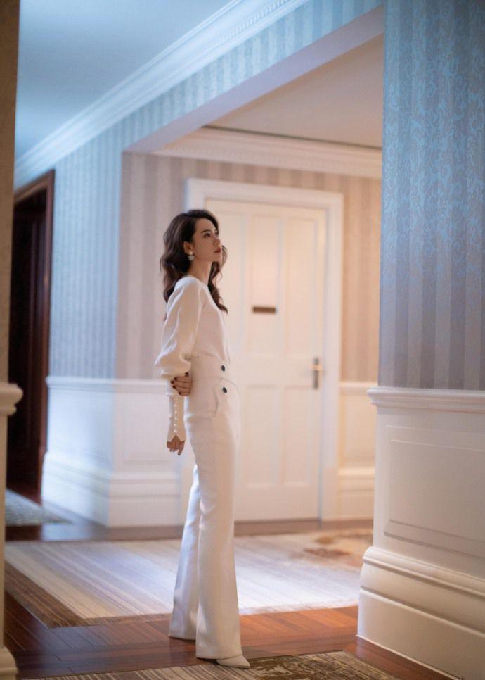 戚薇自曝体重53Kg,1米68的身高晒美照,网友:肉都藏到哪?