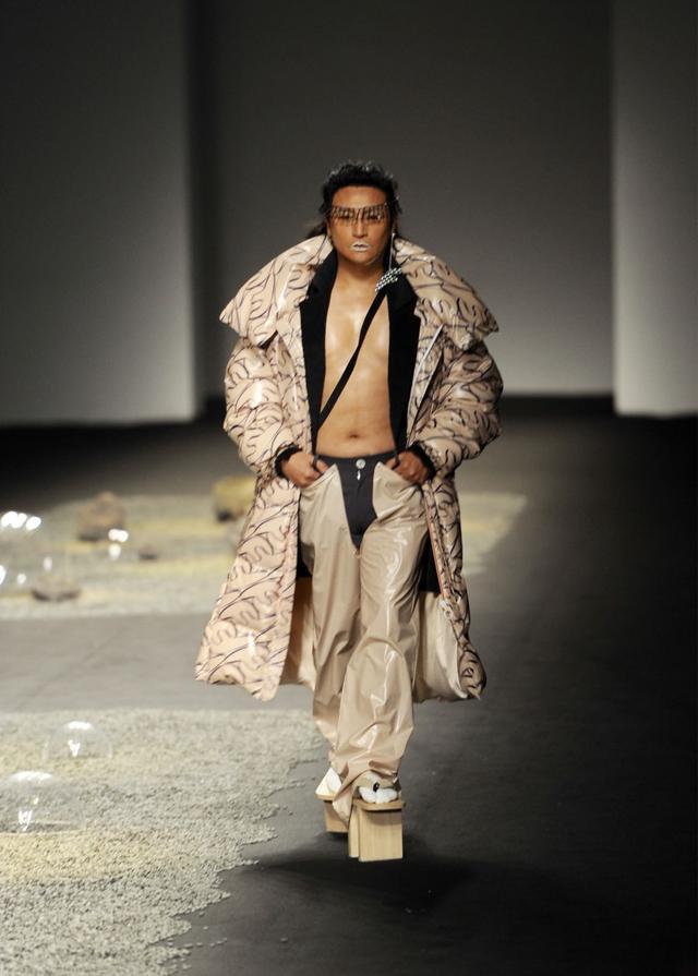 陈志朋在上海秋冬时装周走秀，高跟鞋比造型都辣眼睛