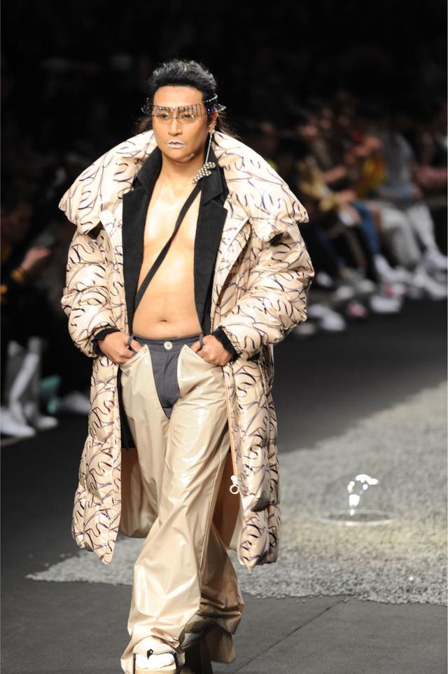 陈志朋在上海秋冬时装周走秀，高跟鞋比造型都辣眼睛