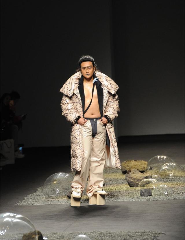 陈志朋在上海秋冬时装周走秀，高跟鞋比造型都辣眼睛