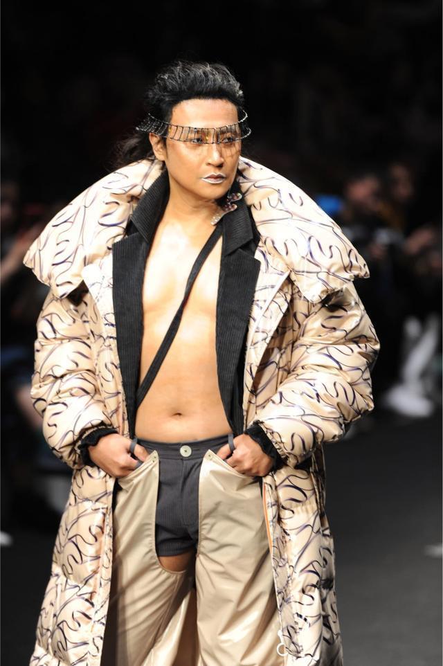 陈志朋在上海秋冬时装周走秀，高跟鞋比造型都辣眼睛