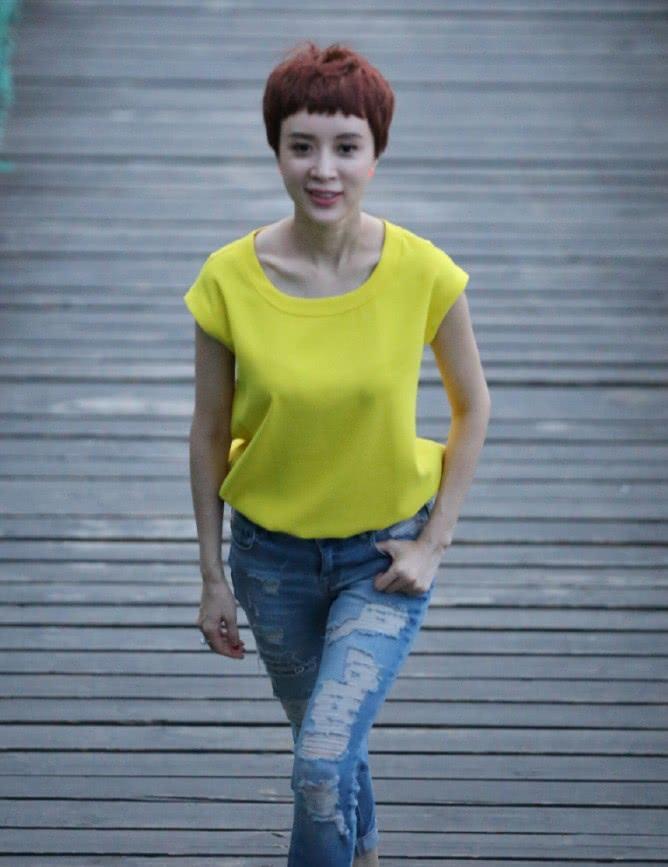 《西游记》里的孔雀公主,43岁衣品像大妈,但身材却很少女