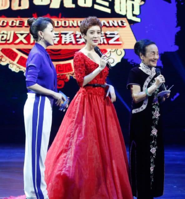 《西游记》里的孔雀公主,43岁衣品像大妈,但身材却很少女