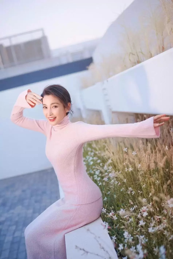 49岁李冰冰穿粉色长裙大秀长腿!雪肤玉貌美得让人窒息