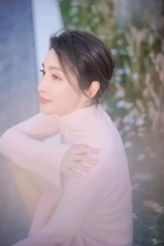 49岁李冰冰穿粉色长裙大秀长腿!雪肤玉貌美得让人窒息