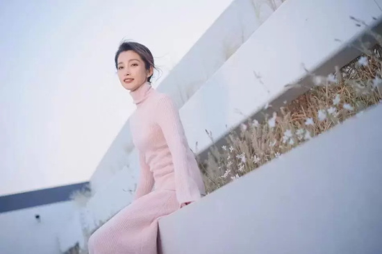49岁李冰冰穿粉色长裙大秀长腿!雪肤玉貌美得让人窒息