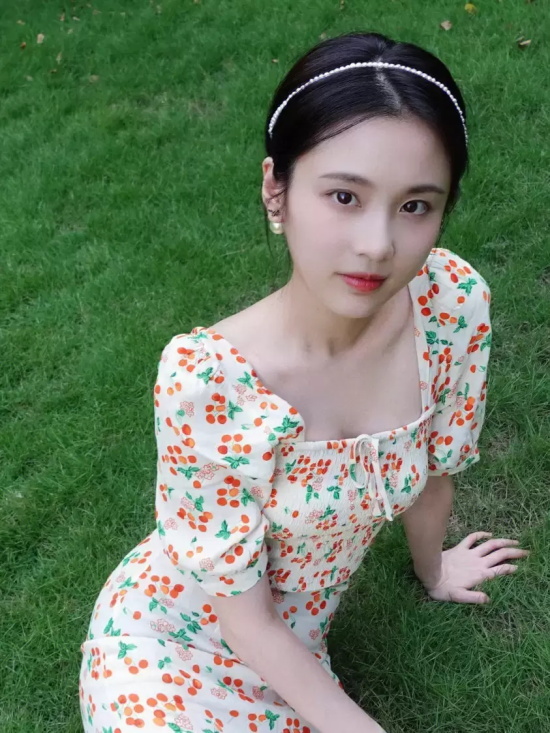 张慧雯公园绿地写真,一身碎花连衣裙甜美又俏皮