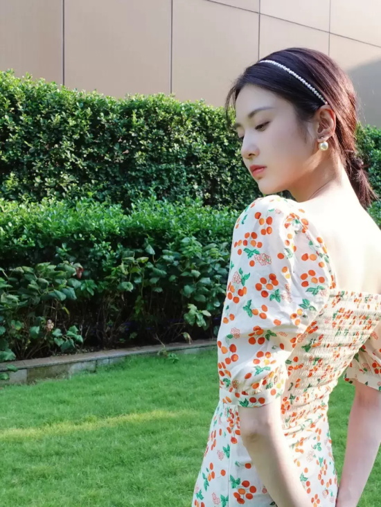 张慧雯公园绿地写真,一身碎花连衣裙甜美又俏皮