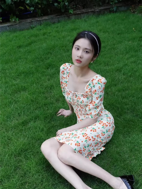 张慧雯公园绿地写真,一身碎花连衣裙甜美又俏皮