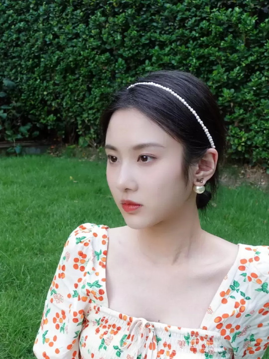 张慧雯公园绿地写真,一身碎花连衣裙甜美又俏皮