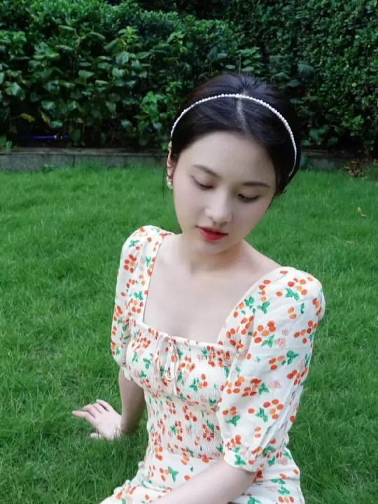 张慧雯公园绿地写真,一身碎花连衣裙甜美又俏皮