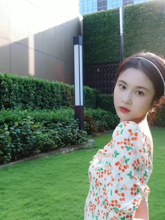张慧雯公园绿地写真,一身碎花连衣裙甜美又俏皮