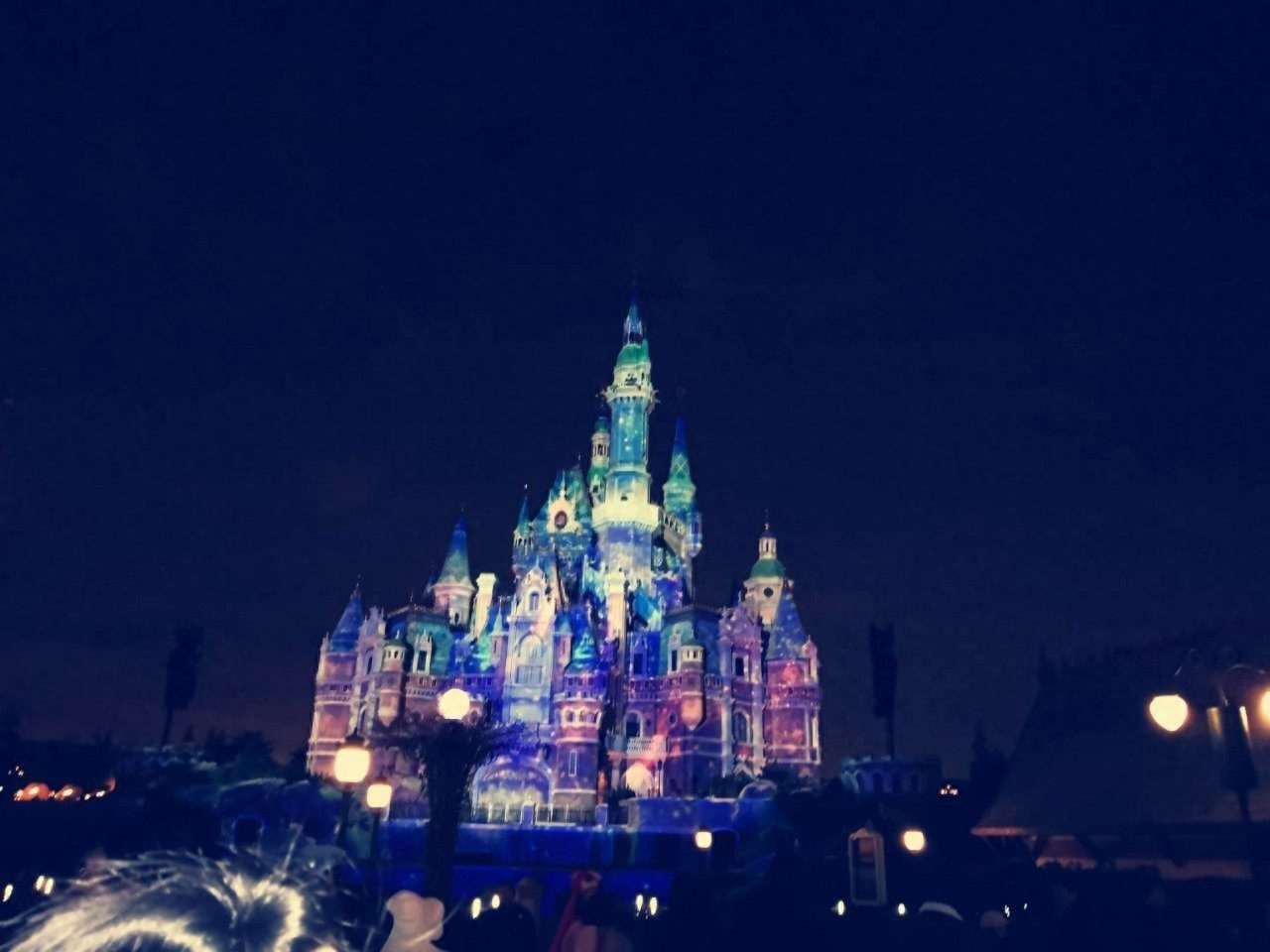 没有跨年活动的最冷跨年夜,上海外滩为何依然游客爆满?