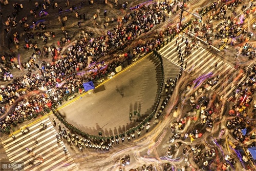 没有跨年活动的最冷跨年夜,上海外滩为何依然游客爆满?