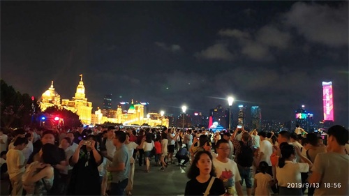 没有跨年活动的最冷跨年夜,上海外滩为何依然游客爆满?
