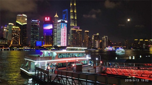 没有跨年活动的最冷跨年夜,上海外滩为何依然游客爆满?