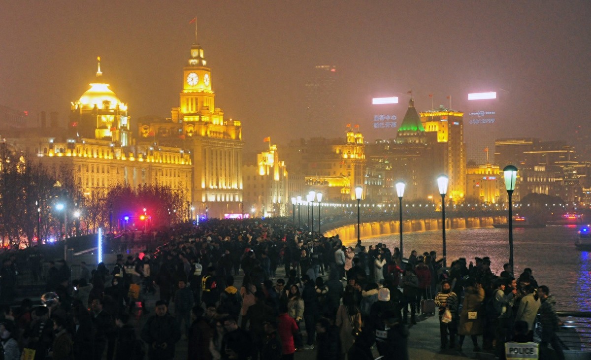 没有跨年活动的最冷跨年夜,上海外滩为何依然游客爆满?