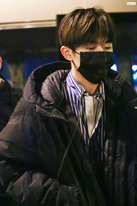 易烊千玺棉服保暖到位，再穿蓝色条纹衬衫，大佬衣品一如既往的棒