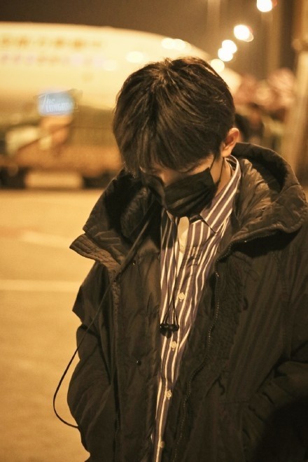 易烊千玺棉服保暖到位，再穿蓝色条纹衬衫，大佬衣品一如既往的棒