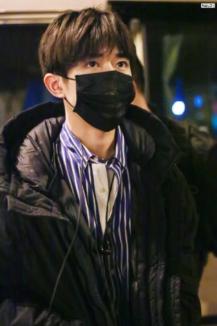 易烊千玺棉服保暖到位，再穿蓝色条纹衬衫，大佬衣品一如既往的棒