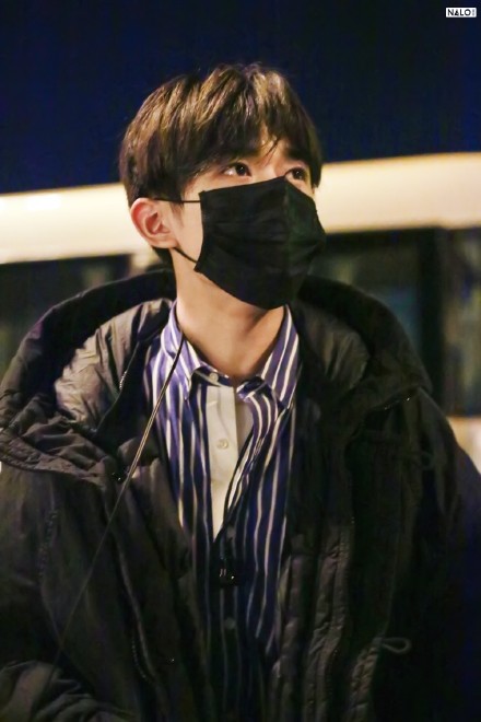 易烊千玺棉服保暖到位，再穿蓝色条纹衬衫，大佬衣品一如既往的棒