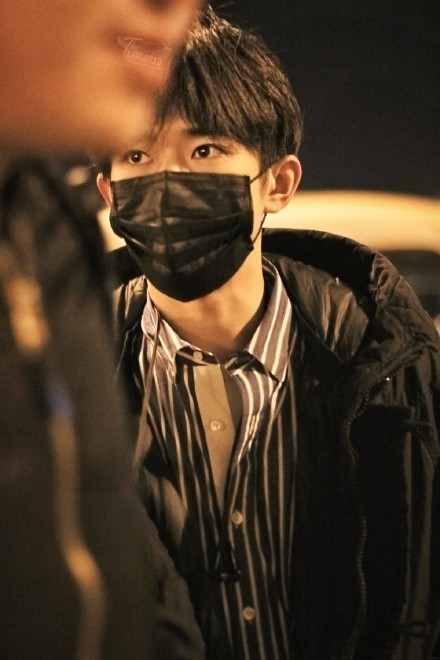 易烊千玺棉服保暖到位，再穿蓝色条纹衬衫，大佬衣品一如既往的棒