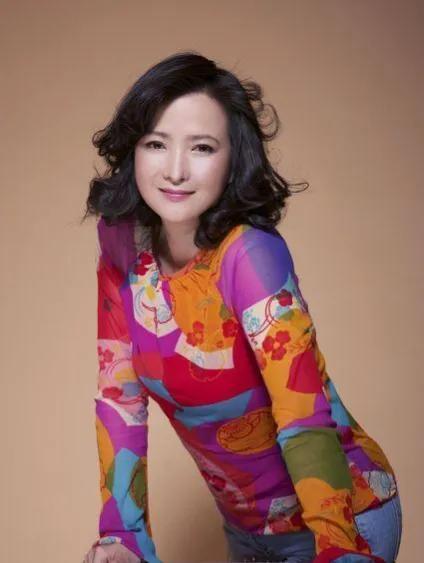 何晴个人资料简介（51岁患癌被二婚老公宠上天）(31)