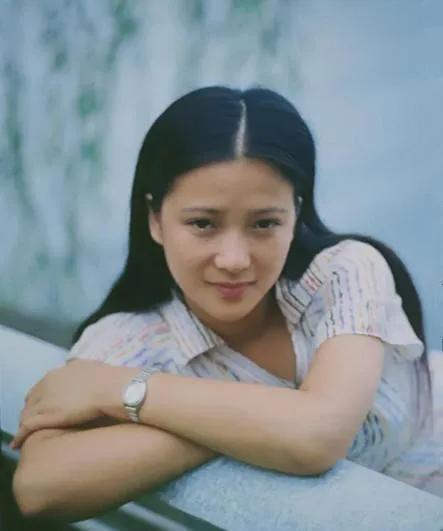 何晴个人资料简介（51岁患癌被二婚老公宠上天）(1)