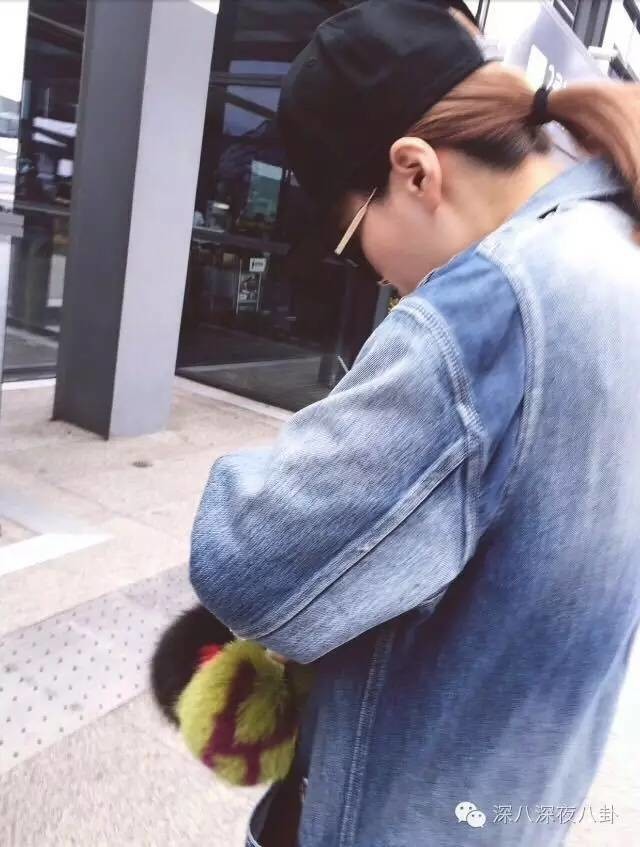 张靓颖为冯轲打乳环钉图片,公司前员工爆料张靓颖被冯轲控制虐待