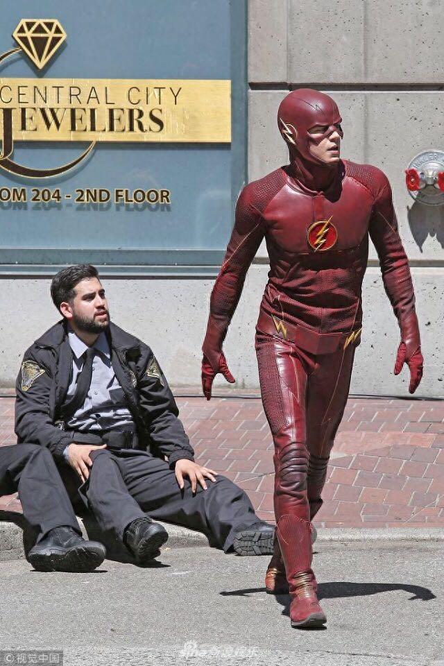 《闪电侠》第五季已在上月于温哥华开拍，预计10月回归