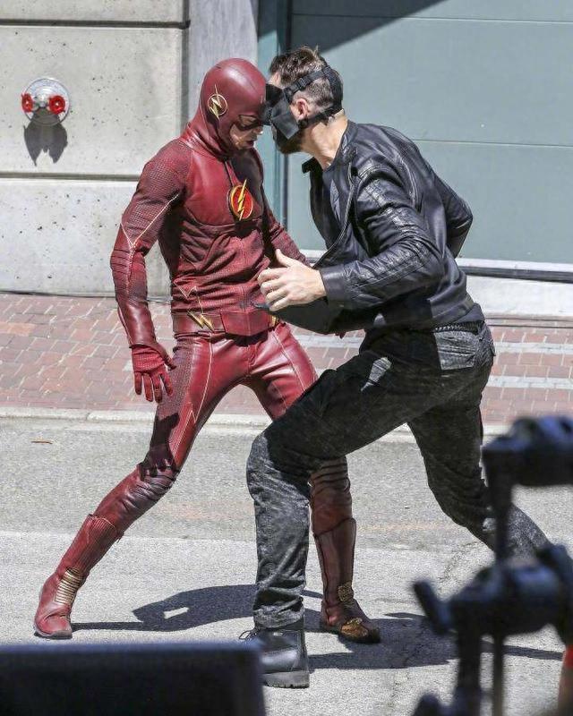 《闪电侠》第五季已在上月于温哥华开拍，预计10月回归